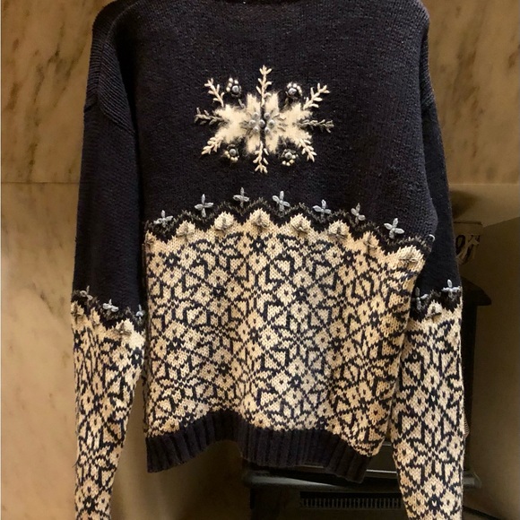 Vintage Sweater with intricate stitching and fuzzy snowflakes ❄️ - Picture 4 of 5